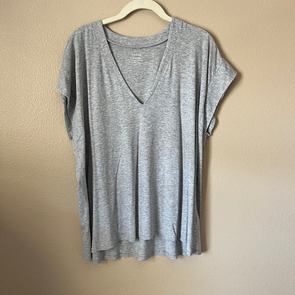 FRAME Le Mid Rise V Neck Tee Shirt in Gris Heather